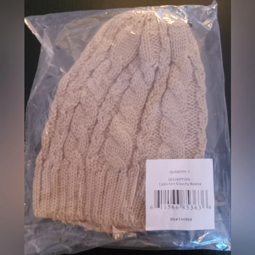 🔥SALE🔥NWT Tan Cable Knit Slouchy‎ Beanie